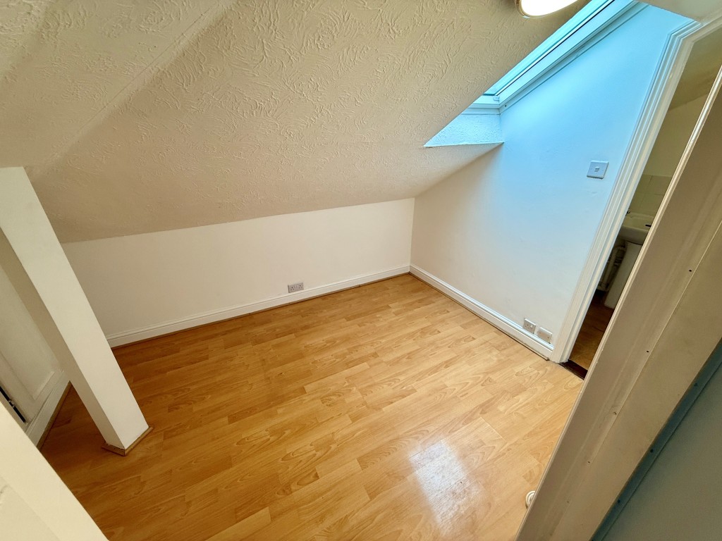Lot: 111 - VACANT ONE-BEDROOM FLAT - Bedroom